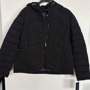 Tommy Hilfiger Women’s Lightweight Packable Puffer Jacket, Black, XL.